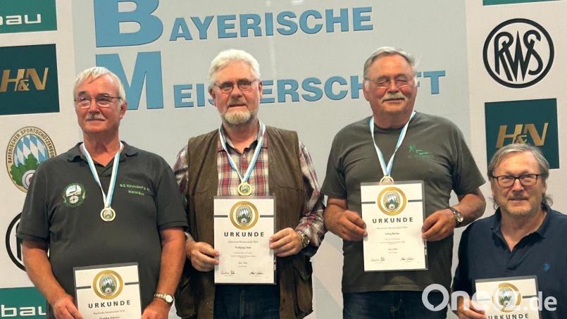 Georg Bächer ( Zweiter von rechts) bei der Siegerehrung der bayerischen Meisterschaft in München. Bild: Bächer/privat