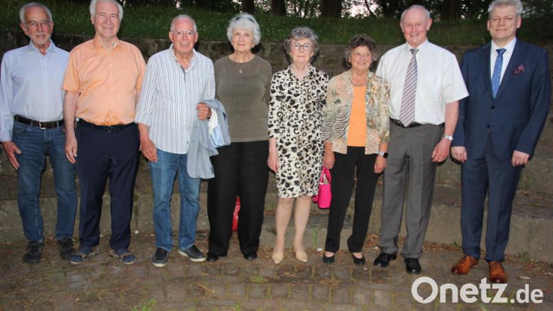 Oberstudiendirektor Matthias Weiser (rechts) begrüßte sieben Abiturienten des ersten Jahrgangs. Von links: Dr. Wolfgang Tins, Gunter Feneis, Dr. Helmut Rüth, Petra Huber-Katterfeld, Dr. Bertheide Nickl, Liane Wenger und Horst Adler. Bild: kro