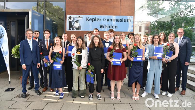 Die besten Abiturienten des Kepler-Gymnasiums strahlen mit ihren Zeugnissen. Bild: Kathrin Hennig