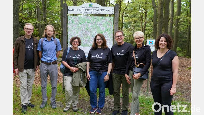 Arbeitskreis-Vorsitzender Alexander Flierl und Tomáš Peckert (von links) leiten die Tour mit den Abgeordneten Petra Loibl, Tanja Schorer-Dremel, Franc Dierl und Andrea Behr. Rechts im Bild CeBB-Leiterin Veronika Hofinger. Bild: Büro Flierl/exb