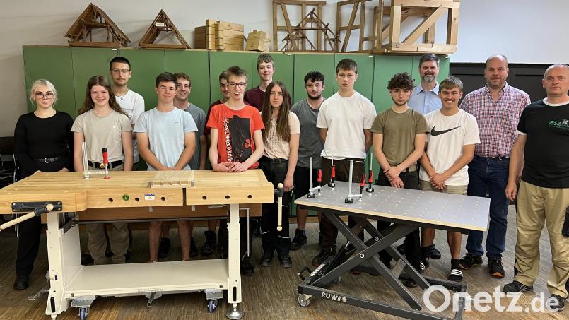 Schülerinnen und Schüler des Berufsgrundschuljahrs Holz mit Fachlehrer Thomas Gradl, Abteilungsleiter Jürgen Böckl und stellvertretendem Schulleiter Wolfgang Prebeck (hinten, von rechts). Bild: Michael Kleber/exb