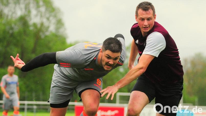 So wie der Waldershofer Top-Torjäger Julian Schindler (links, Szene aus der Vorsaison gegen Nico Fenzl vom ASV Waldsassen) in dieser Situation, so stolpert der Fußballkreis Hof/Wunsiedel/Tirschenreuth aktuell in die neue Saison 2024/25. Archivbild: Schrems
