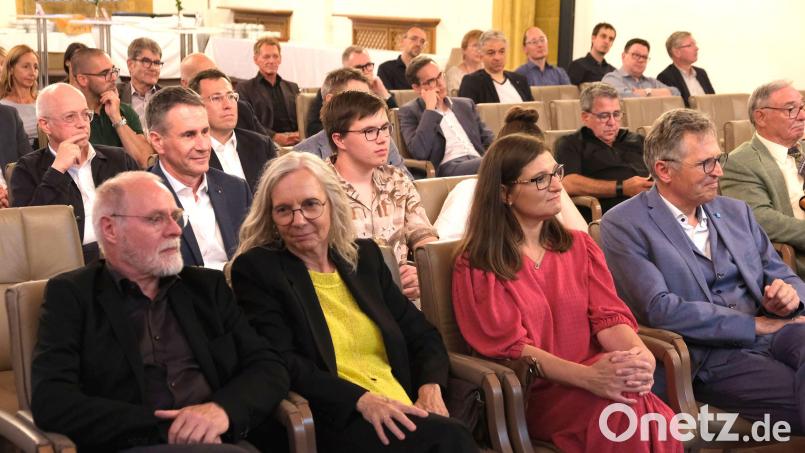 Dr. Ursula Kleine (vorne, Zweite von links) neben ihrer Nachfolgerin als Chefärztin der Klinik für Schmerztherapie am Klinikum Amberg, Heike Decassian. Bild: Klinikum/Meier/exb