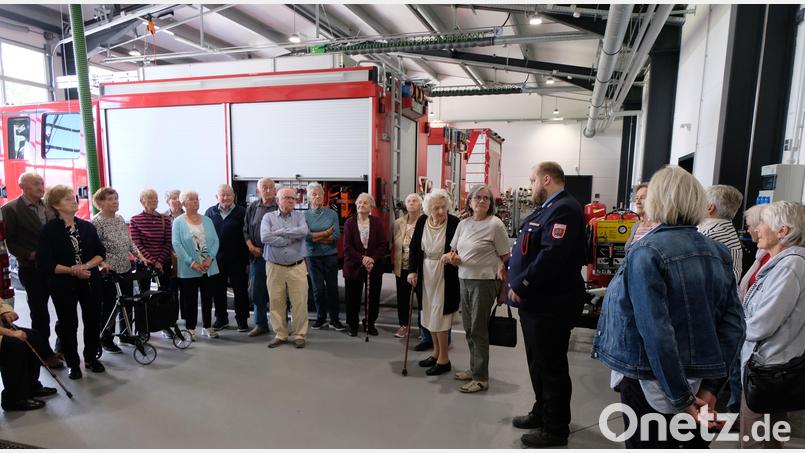 Der Seniorenkreis „Klub 70“ überreicht der Feuerwehr beim Besuch im Gerätehaus auch eine Spende. Bild: Fred Lehner