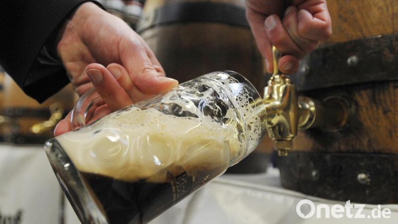 Den halben Liter Fassbier gab es am Altstadtfest in Sulzbach-Rosenberg an der Bar &quot;Stadtgespräch&quot; für nur 1,50 Euro. Was für viele Gäste ein Traumpreis ist, hat andere Gastronomen und Standbetreiber provoziert. Nun wird versucht, die Wogen zu glätten und zu einem Ausgleich zu finden. Bild: Armin Weigel