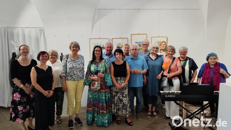 Die Gruppe des OKV Weiden bei der Vernissage in Pilsen. Links: Sylvie Nemeckova, Vierte von links: Gerda Moser, Fünfte von links: Irene Fritz, Sechste von links: Elina Märtin, daneben Hans Forster, Stadtrat, Siebte von rechts: Kulturamtsleiterin von Pilsen, Martina Leithenmayr. Daneben Organisator Bernd Seidl mit Künstlern aus Pilsen. Bild: Forster/exb