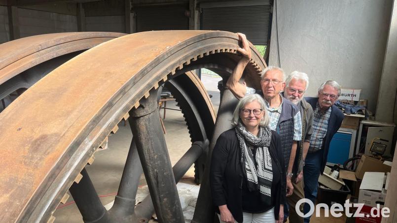 Im Vergleich zu Edith Kalbskopf, Oswald Leder, Reinhard Kögler und Hermann Meier (von links) ist ein halbes Schwungrad ganz schön groß. Bild: Sophia Goldner/fph
