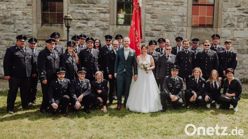 Die Feuerwehren aus Ebnath, Oberwarmensteinach und Oberwappenöst waren ausgerückt, um Benjamin Markhof und Franziska Haberkorn zur Hochzeit zu gratulieren. Bild: soj