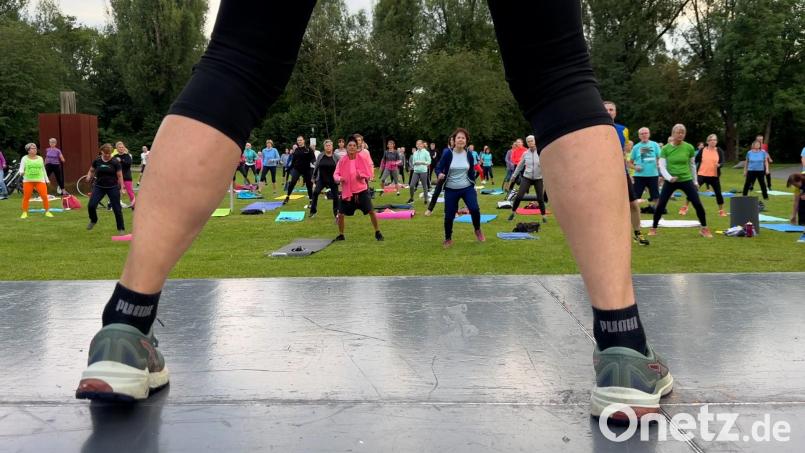 &quot;Fit in den Feierabend&quot; heißt es momentan jeden Mittwochabend in Amberg beim ACC. Bild: Heike Unger
