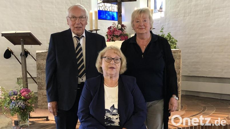 Lektorin Eva-Maria Kluge (rechts) feiert den Gottesdienst und segnet Margitta und Manfred Vogt anlässlich ihrer Goldenen Hochzeit Bild: Evangelische Kirchengemeinde/exb