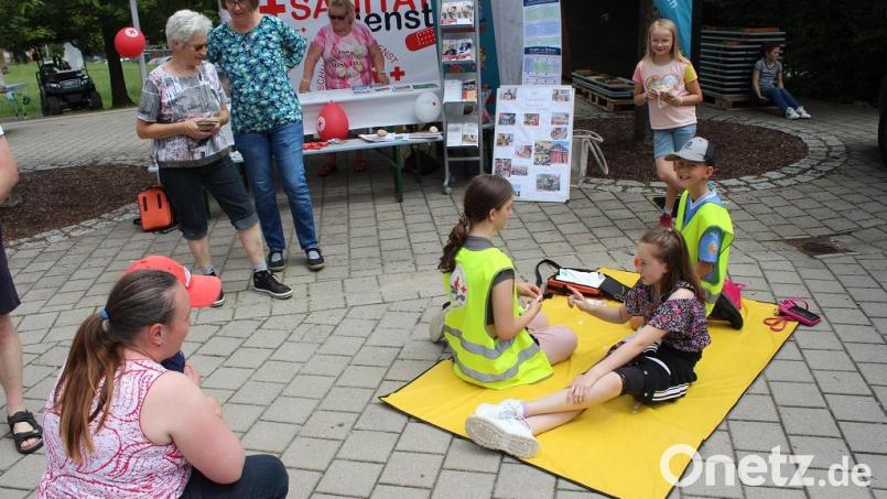 Vor dem Messestand des BRK zeigtn die Schüler des Schulsanitätsdienstes die Versorgung kleiner Blessuren. Bild: Nikolaus Scherr/exb