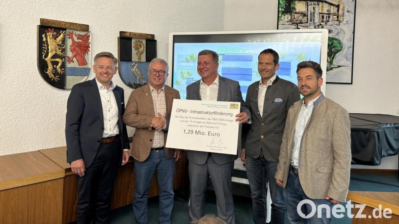 Staatsminister Christian Bernreiter kam zur Übergabe des Förderbescheids nach Wiesau. Im Bild von links: Landtagsabgeordneter Tobias Reiß, Bürgermeister Toni Dutz, Christian Bernreiter, Bundestagsabgeordneter Albert Rupprecht, Zweiter Bürgermeister Michael Dutz. Bild: Marktgemeinde Wiesau/exb