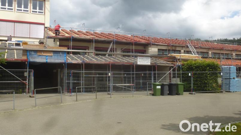 Die Sanierung des Turnhallendachs kostet den Markt Schwarzhofen rund 160.000 Euro. Bild: mad