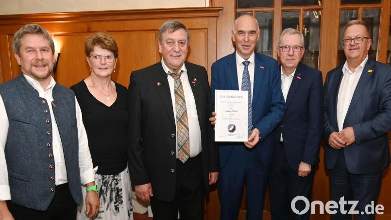 Der bisherige Kreishandwerksmeister Hans Weber (Dritter von links) wurde vom (von links) stellvertretenden Kreishandwerksmeister Markus Schmidt, Rita Weber sowie (von rechts) Bürgermeister Martin Preuß und Kreishandwerkmeister Dietmar Lenk verabschiedet. Bild: gf