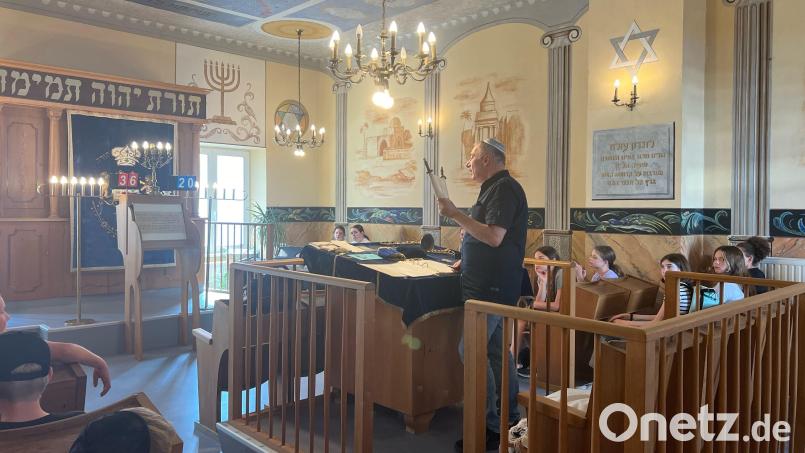 Werner Friedmann erläuterte den Kemnather Realschülern die Geschichte der jüdischen Gemeinde in Weiden und die Bestandteile einer Synagoge. Bild: Realschule Kemnath/exb