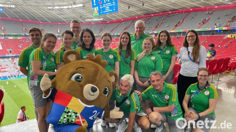 Treffen mit Außenministerin Annalena Baerbock (hinten Fünfte von links) in der Münchener Arena. Der Wolfringer Ludwig Held (unten Zweiter von rechts) war auch dabei. Bild: EURO 2024 GmbH