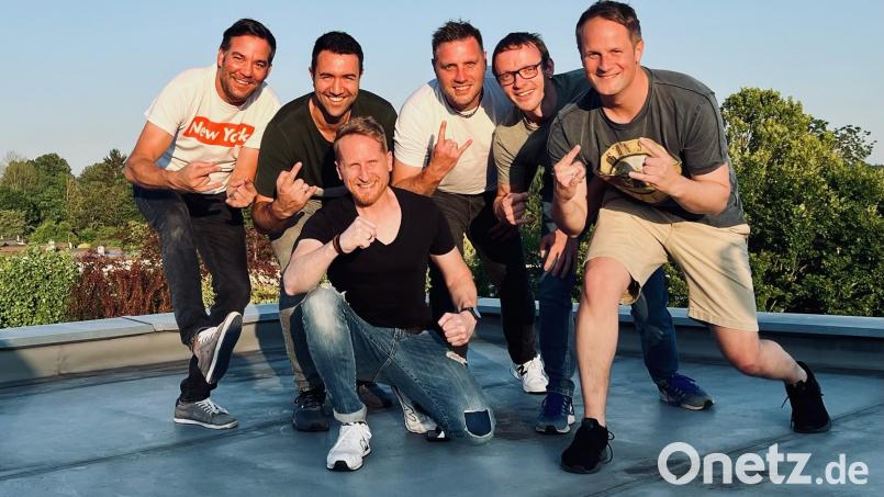 So sehen die Musiker heute aus, sie sind zwar älter geworden, brennen aber noch für Live-Musik. Im Bild (von links) Bastian Englmeier, Christof Sporrer, Markus Malzer (kniend), Alexander Fachtan, Matthias Fröhlich und Bernhard Sommer. Bild: jr