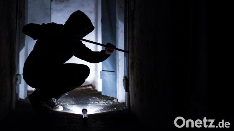 Unbekannte Täter haben in Zeitlarn im Landkreis Regensburg versucht, einen Geldautomaten aufzubrechen. Symbolbild: Silas Stein /dpa