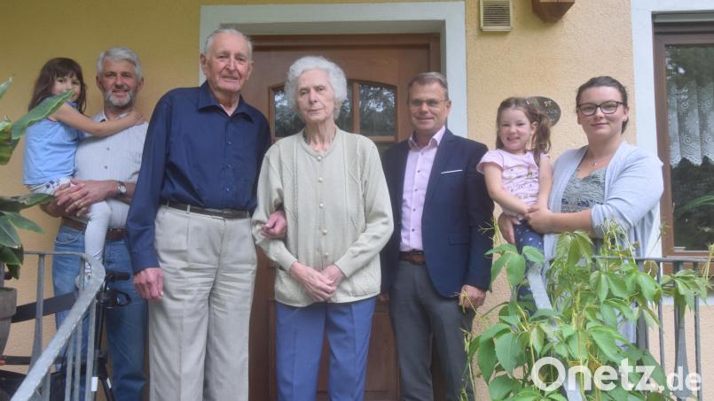 Anna und Wilhelm Übelacker feiern Eiserne Hochzeit. Auch Bürgermeister Karlheinz Budnik gratuliert. Bild: fz