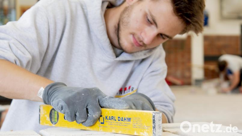 Ein Jung-Handwerker mauert in einem Oberpfälzer Bildungszentrum. Handwerkskammer-Präsident Haber: &quot;Uns ist es sehr wichtig, dass die Berufsorientierung in allen Schulformen auch die Ausbildung im Handwerk als echte Chance abbildet.&quot; Bild: Handwerkskammer Niederbayern-Oberpfalz/Sabrina Hashemi