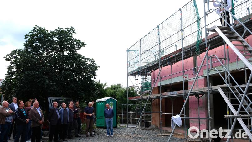 Rund 40 Gäste feierten auf Einladung von Pfarrer Pater Johannes Bosco beim Richtfest für das neue Pfarrheim mit. Bild: do
