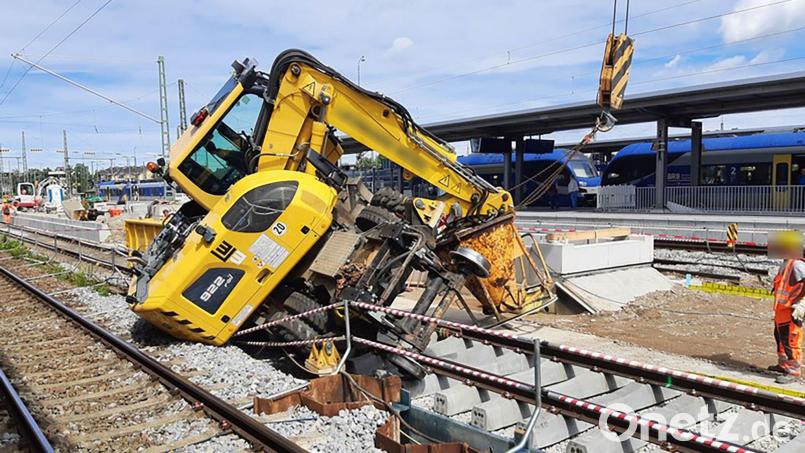 Der umgekippte Bagger verursachte Verspätungen auf der Bahnstrecke von München nach Salzburg. Bild: -/Bundespolizei/dpa