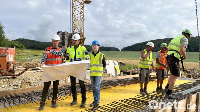 Jour fixe auf der Baustelle der Brückensanierung in Kirchenreinbach. Philipp Biesler (links) lässt sich von Bauleiter Gerald Lord auf den aktuellen Stand bringen. Rechts: Praktikantin Theresia Merkl von der Firma Englhard. Bild: Christine Hollederer