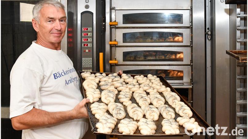 Roland Birkl mit einem Blech voller Spitzeln vor dem Backofen. Das Bergfest beschert dem Amberger Bäcker viel Arbeit. Bild: Petra Hartl