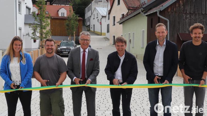 Bürgermeister Franz Stahl (Dritter von links) mit David Neidl vom Planungsbüro Neidl &amp; Neidl, Stadtkämmerer Harald Eckstein, Stadtbaumeister Andreas Ockl, Bauleiter Marcel Leistner von der Firma WTU Weischlitz sowie der Bauamtmitarbeiterin und Projektverantwortlichen Regina Zahn (von rechts) beim offiziellen Banddurchschnitt. Bild: Stadt Tirschenreuth/exb