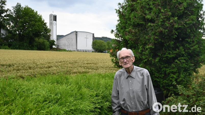 Von seinem Garten aus hat Oswald Baer die Pirker Auferstehungskirche, an deren Bau er neben Pfarrer Gottfried 
 Leibl maßgeblich beteiligt war, gut im Blick. Bild: kki