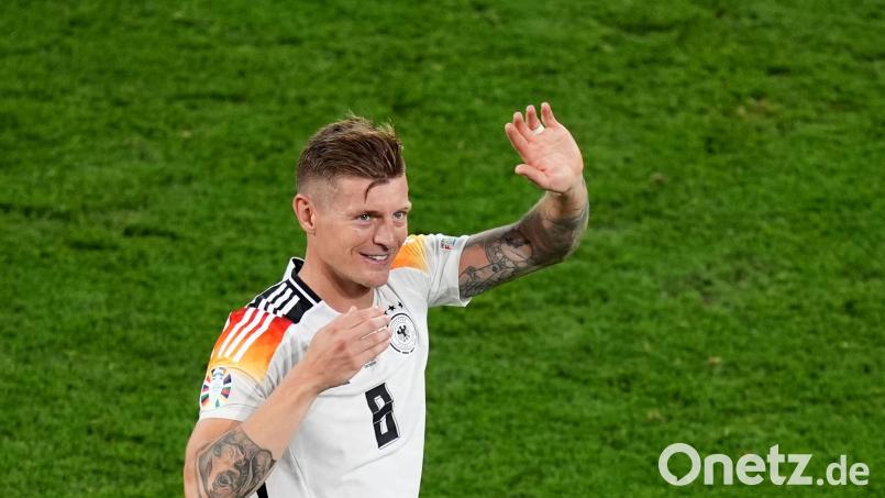 Deutschlands Toni Kroos winkt ins Publikum, gegen Spanien wird er mit zu den Schlüsselspielern gehören. Bild: Marcus Brandt/dpa