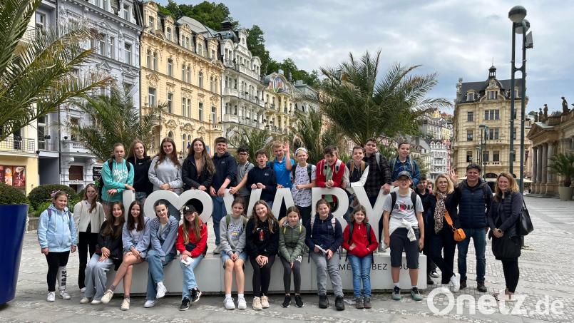 Die Schüler der Realschule Auerbach und der Gesamtschule in Karlsbad mit Konrektorin Silke Karl (Dritte von rechts) und Tschechisch-Lehrer Pavel Hes (Zweiter von rechts). Bild: Pavel Hes/exb