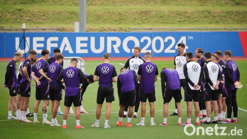 Nur allzu gerne würden Zuschauer mitreden, wenn Bundestrainer Julian Nagelsmann (Mitte) mit seinem Team die Strategie festlegt. Auch so mancher Trainer aus dem Landkreis Schwandorf hat klare Vorstellungen, wo man jetzt im EM-Spiel gegen Spanien ansetzen sollte. Bild: dpa/Christian Charisius