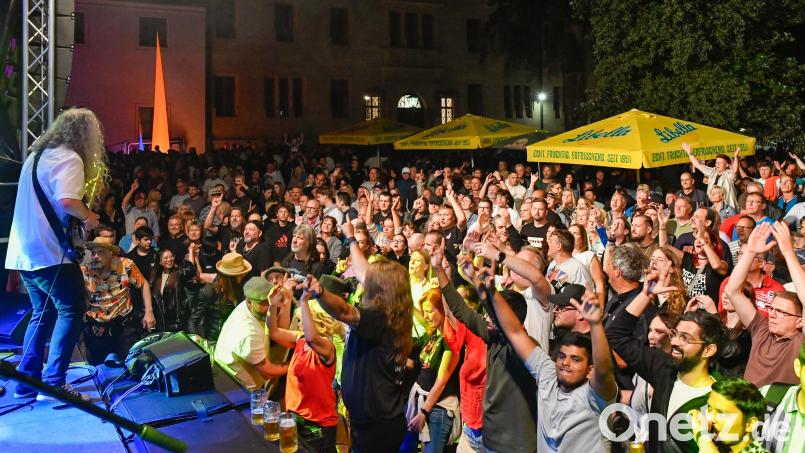 Bei AC/DC II herrschte am Altstadtfest-Samstag Stimmung bis um 24 Uhr. Die Amberger hätten das bitteschön auch im nächsten Jahr. Bild: Petra Hartl