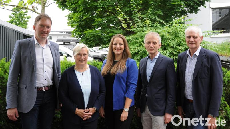 Christina Süß (Mitte) ist die neue BCA für die Arbeitsagentur Schwandorf. Dorothea Seitz-Dobler (Zweite von links) wird mit einem Dank der Geschäftsführung verabschiedet. Bild: Eva Plößner/exb