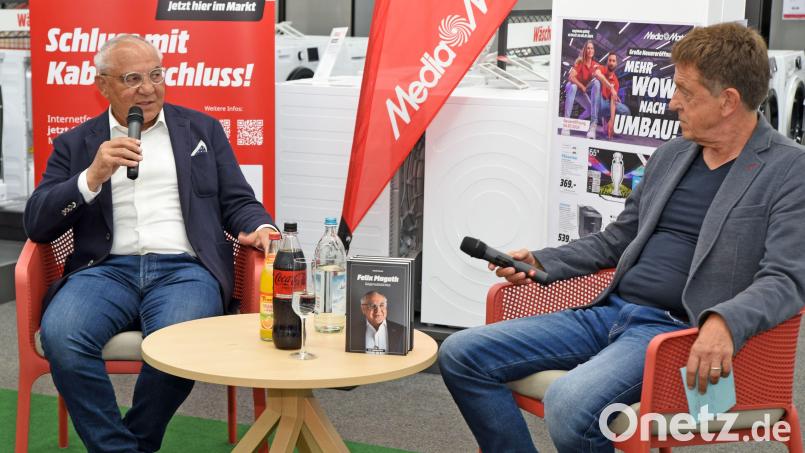 Felix Magath (links) am Donnerstag in Weiden beim &quot;EM-Talk&quot; mit Ex-&quot;Kicker&quot; Redakteur Harald Kaiser. Bild: Gebert