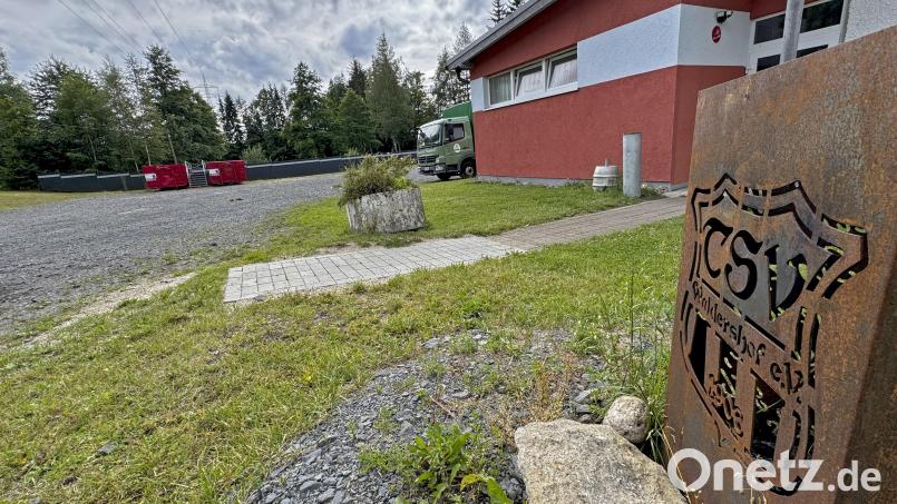 Auf dem Schotterplatz hinter dem TSV-Sportheim soll eine Multifunktionshalle gebaut werden. Bild: Matthias Bäumler/fph