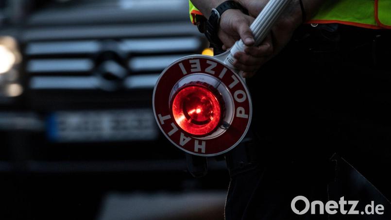 Ein Kleinkraftrad-Fahrer wurde in Neumarkt mit falschem Kennzeichen erwischt. Symbolbild: Paul Zinken/dpa/Symbolbild