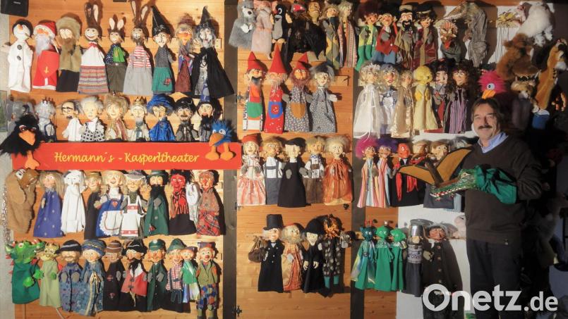Über 80 selbstgemachte Handpuppen von Puppenspieler Hermann Papacek warten auf einen Einsatz. Am 29. Juli kommen einige davon in den Flosser Kreislehrgarten. Archivbild: pap