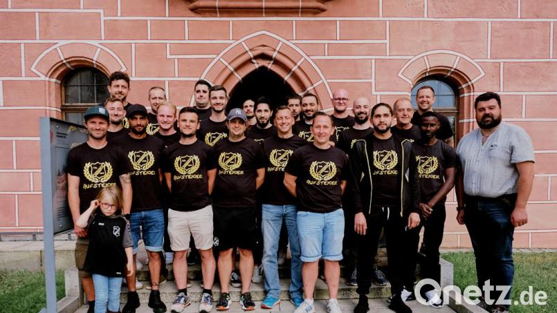 Bürgermeister Stefan Frank (rechts) mit dem FC Großalbershof, den er nach dem Aufstieg von der A-Klasse Nord in die Kreisklasse ins Sulzbach-Rosenberger Rathaus eingeladen hatte. Bild: Michelle Olaya/exb