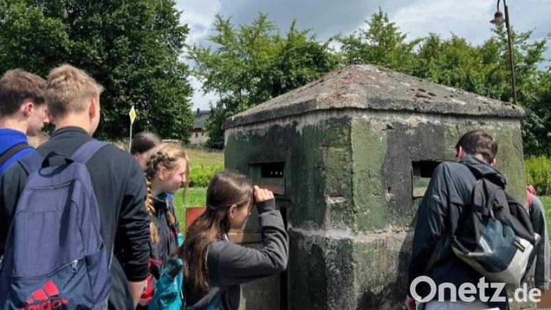 Interessante Einblicke gewannen die Schüler am Beobachtungsbunker Mödlareuth. Bild: Anna Grädler/exb