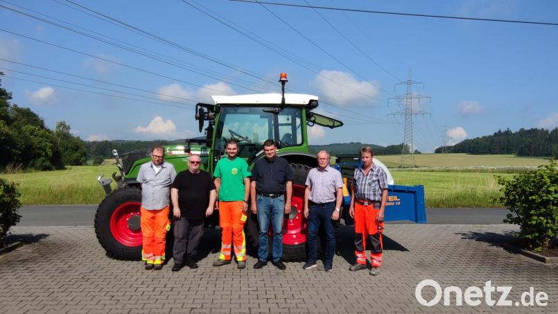 Von links: Mitarbeiter Andreas Neumann, Thorsten Malikowski, Achim Franzke, Andreas Härtl von der Raiba Waren GmbH, Bürgermeister Max Bindl und Bauhofleiter Peter Hofmann. Bild: Markt Konnersreuth/exb