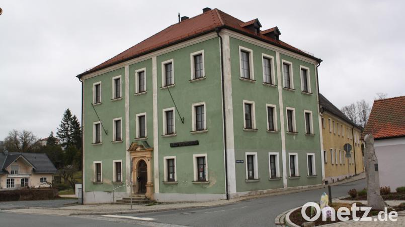 Selbst zum Museumsstück geworden ist das Pressather Haus der Heimat. Über die Zukunft des 1900 als Mädchenschule erbauten Museumsgebäudes machen sich Stadt und Heimatpflegebund gleichermaßen Gedanken. Nun werden im Umfeld Stellplätze geschaffen. Bild: bjp