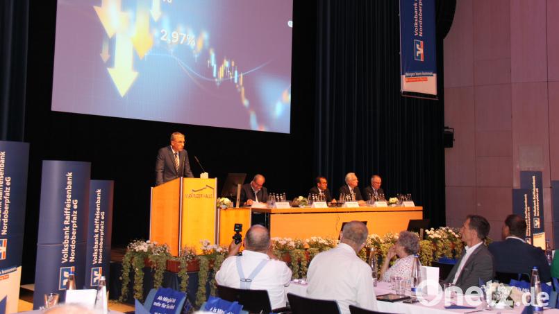 Die Vertreterversammlung der Volksbank Raiffeisenbank Nordoberpfalz eG genehmigt die Dividende von 3 Prozent. Bild: Volksbank Raiffeisenbank Nordoberpfalz eG/exb