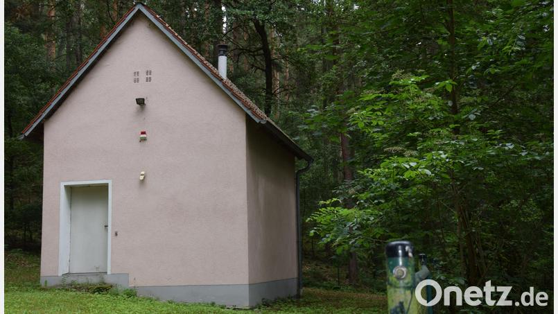 Der Brunnen in Arling ist seit 2019 vom Netz. Das Wasserwirtschaftsamt Weiden spricht sich nun gegen eine Wiederaufnahme der Wasserentnahme aus dem Tiefenbrunnen aus. Bild: bö