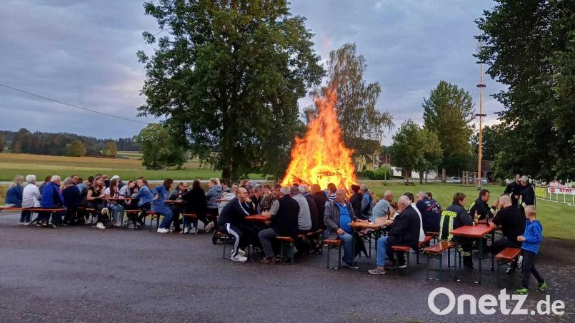 Am Sportplatz in Pfrentsch brennt erstmals ein &quot;Kannesfeier&quot;. Bild: Karl Ziegler