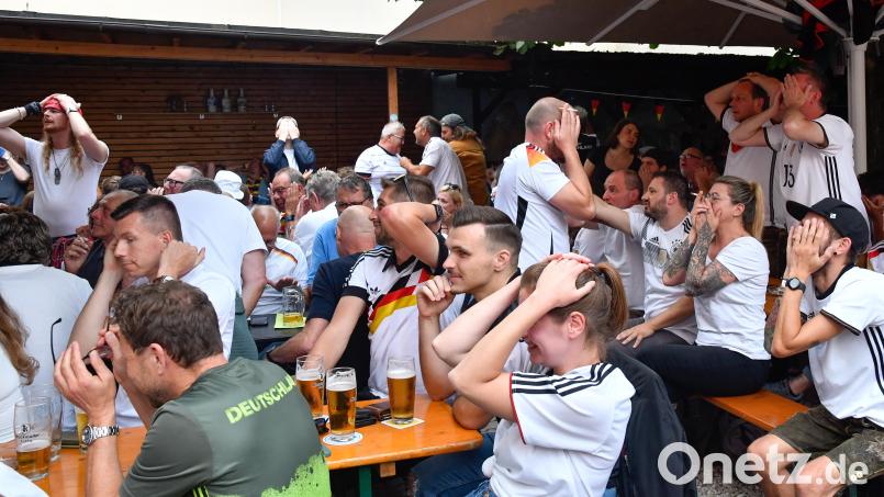 Aus und vorbei. Deutschland ist bei der Fußball-EM ausgeschieden. Im Wild Vaitl in Amberg herrscht Fassungslosigkeit. Bild: Petra Hartl
