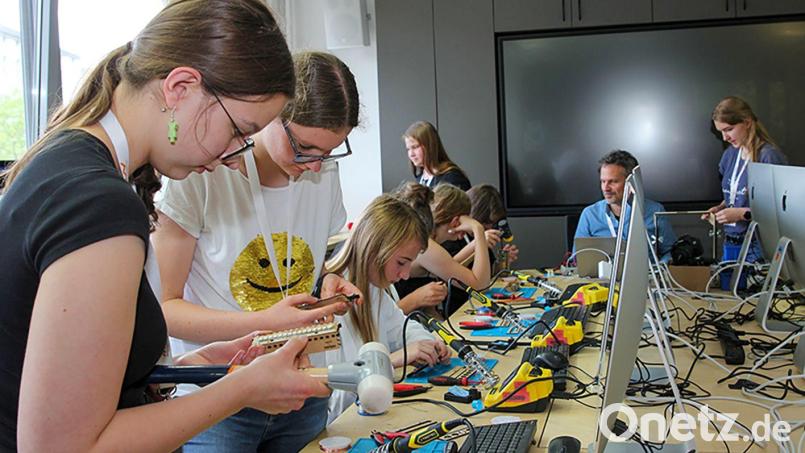 Im 3D-Druck-Workshop bauen die Mädchen bunt blinkende und programmierbare LED-Lichtorgeln. Archivbild: Wiesel/OTH Amberg-Weiden/exb
