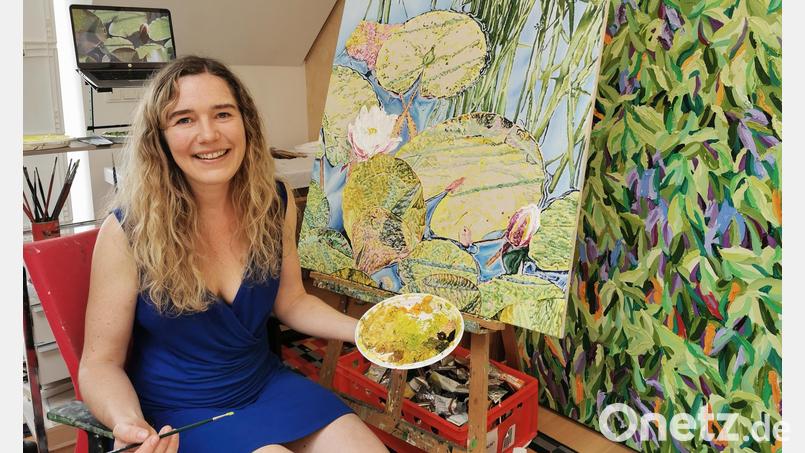 Dieses Seerosen-Bild hat die Künstlerin Katharina Gierlach beim Stipendium-Aufenthalt im Schwandorfer Partnerlandkreis Görlitz (Sachsen) angefangen zu malen, fertig wird es im Atelier im Elternhaus in Winklarn. Bild: Portner