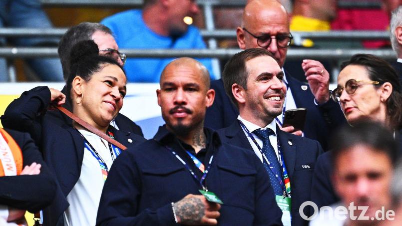 Sieht die DFB-Elf gegen Spanien nicht chancenlos: Turnierdirektor Philipp Lahm (Mitte,r). Bild: Tom Weller/dpa